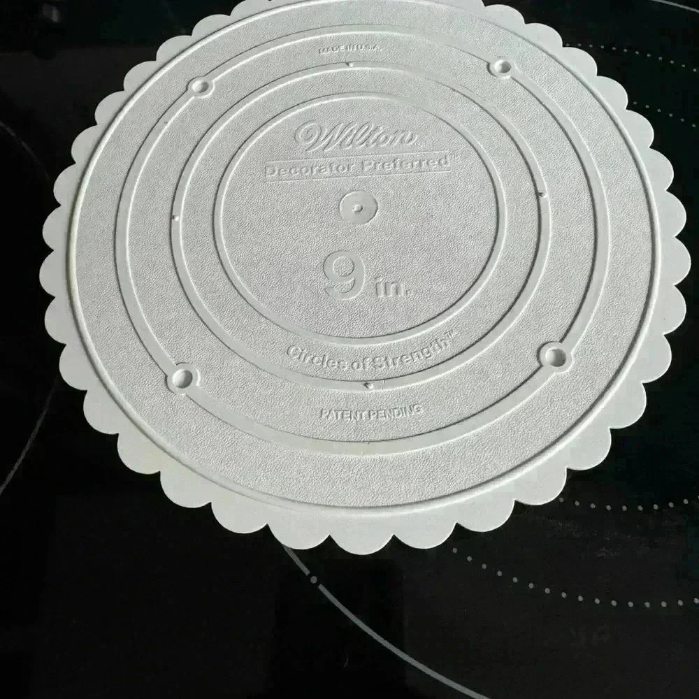 Wilton vintage acrylic cake stand. 9 inches